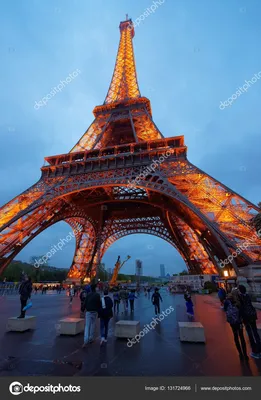 Близко от тура Eiffel Эйфелевой башни Редакционное Стоковое Фото -  изображение насчитывающей французско, снизу: 176278943