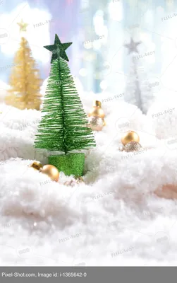 Декоративная новогодняя елка на снегу крупным планом :: Стоковая фотография  :: Pixel-Shot Studio