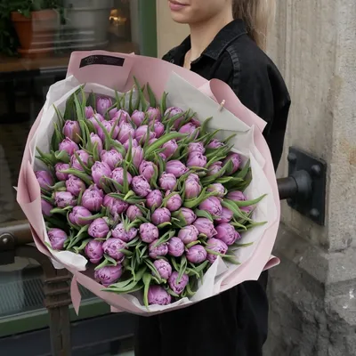 Тюльпаны фиолетовые и желтые 51 шт купить в Москве по цене 10390₽ | Арт.  104-839