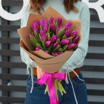 Букет из 35 фиолетовых тюльпанов. Купить цветы.