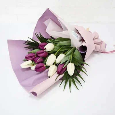 Букет из 49 бело-фиолетовых тюльпанов - Доставкой цветов в Москве! 9896  товаров! Цены от 487 руб. Цветы Тут