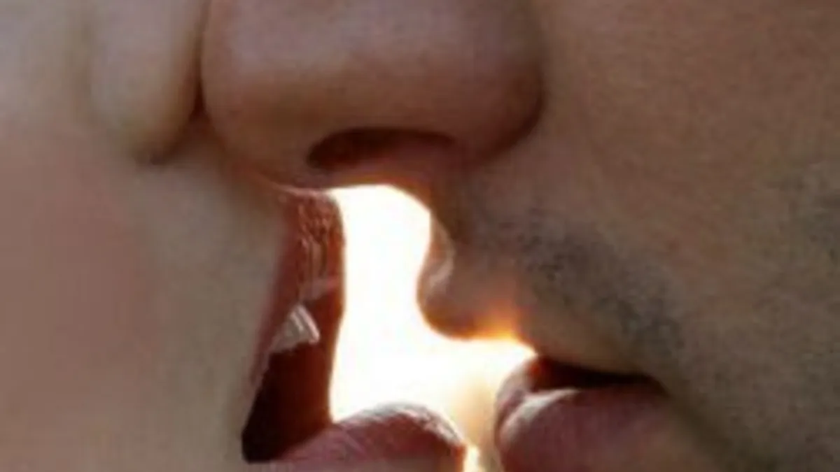 Французский поцелуй аккорд. Французский поцелуй фото. Самый лёгкий поцелуй. Поцелуй в засос со слюнями. Твой французский поцелуй.