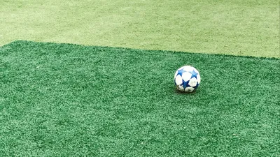 Обои футбольное поле, мяч, футбол, газон, трава, зеленый картинки на рабочий  стол, фото скачать бесплатно