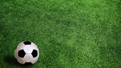 Обои на рабочий стол Футбольный мяч лежит на газоне, обои для рабочего стола,  скачать обои, обои бесплатно