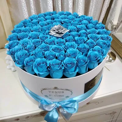 Голубые розы в коробке с 1 серебряной за 4 790 руб. | Бесплатная доставка  цветов по Москве