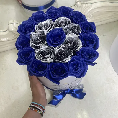 Купить цветы в коробке Venus in Fleurs Синие розы с серебряной окантовкой  809732, цены на Мегамаркет | Артикул: 600008839707