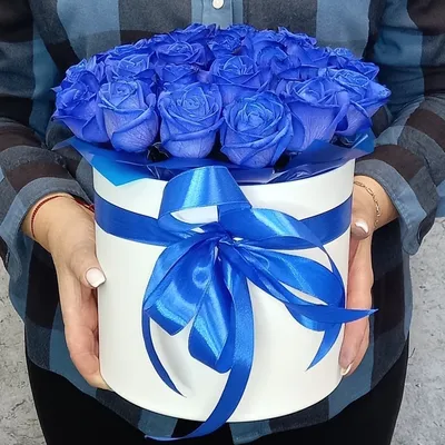 Синие розы в белой шляпной коробке (25 шт) за 9900р. Позиция № 1040