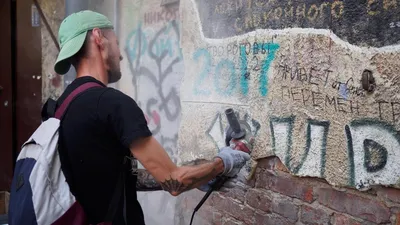 В день рождения Цоя здание \"Камчатки\" освободили от граффити : ЗакС.Ру :  Новости Санкт-Петербурга