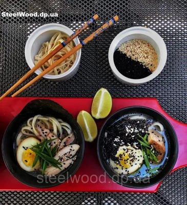 Схватив Калифорнийский Рулон Японской Кухни Палочкой — стоковые фотографии  и другие картинки Японская кухня - iStock