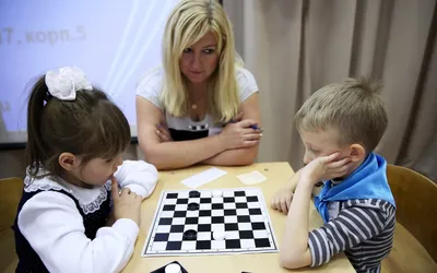 Как научиться играть в шашки. Особенности обучения детей :: Лайфстайл ::  РБК Спорт