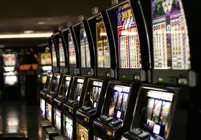 Привлекательные игровые автоматы и казино.. Редакционное Стоковое Фото -  изображение насчитывающей художничества, цвет: 184895323