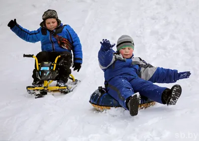ВЕСЕЛЫЕ ГОРКИ. ЗИМА / Дети катаются со снежных спусков - YouTube