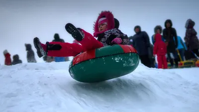 Дети катаются на ледяной горке - YouTube