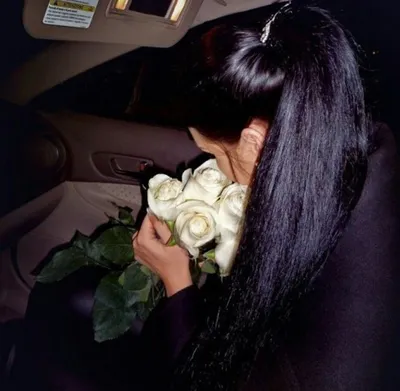 Неузнаваемая кавказская девушка среднего возраста в повседневной одежде с  длинными каштановыми волосами, держащая большой огромный букет красных роз  на фоне современной белой кухни дома | Премиум Фото
