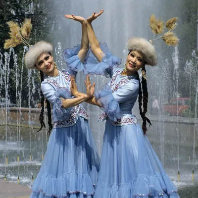 люстрация. красивая женщина и мужчина в казахских национальных костюмах с  дополнительными украшениями свадебное приглашение Иллюстрация вектора -  иллюстрации насчитывающей лошади, иллюстрация: 224052443