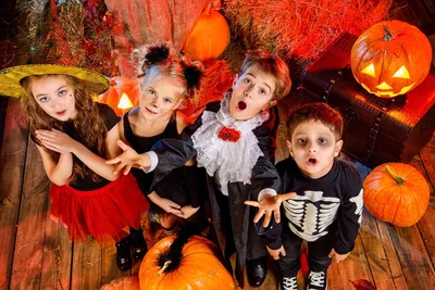 Красивые маленькие дети, одетые в костюмы Trickortreating идут на хэллоуин  Стоковое Фото - изображение насчитывающей мило, дети: 198460104