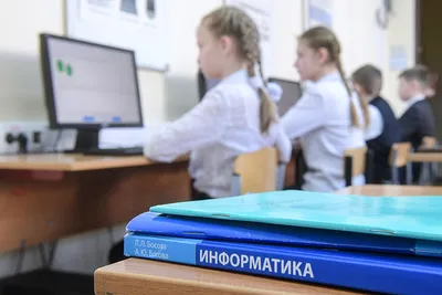 класс с учениками в школьной одежде с молодым привлекательным  преподавателем в украинской школе Школьная жизнь, Редакционное Фотография -  изображение насчитывающей разнообразность, кавказско: 158517962