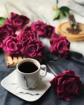 Фото Чашка кофе с надписью 'love is forever' (любовь навсегда), розы и  оригинальная тарелочка со словом kiss (поцелуй)