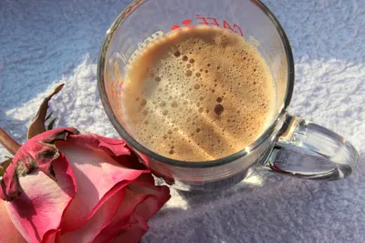 Романтичный декор в кафе. Кофе и сухие розы Stock Photo | Adobe Stock