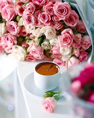 Чашка кофе и розы на деревянной предпосылке Стоковое Фото - изображение  насчитывающей питье, украшение: 44511842