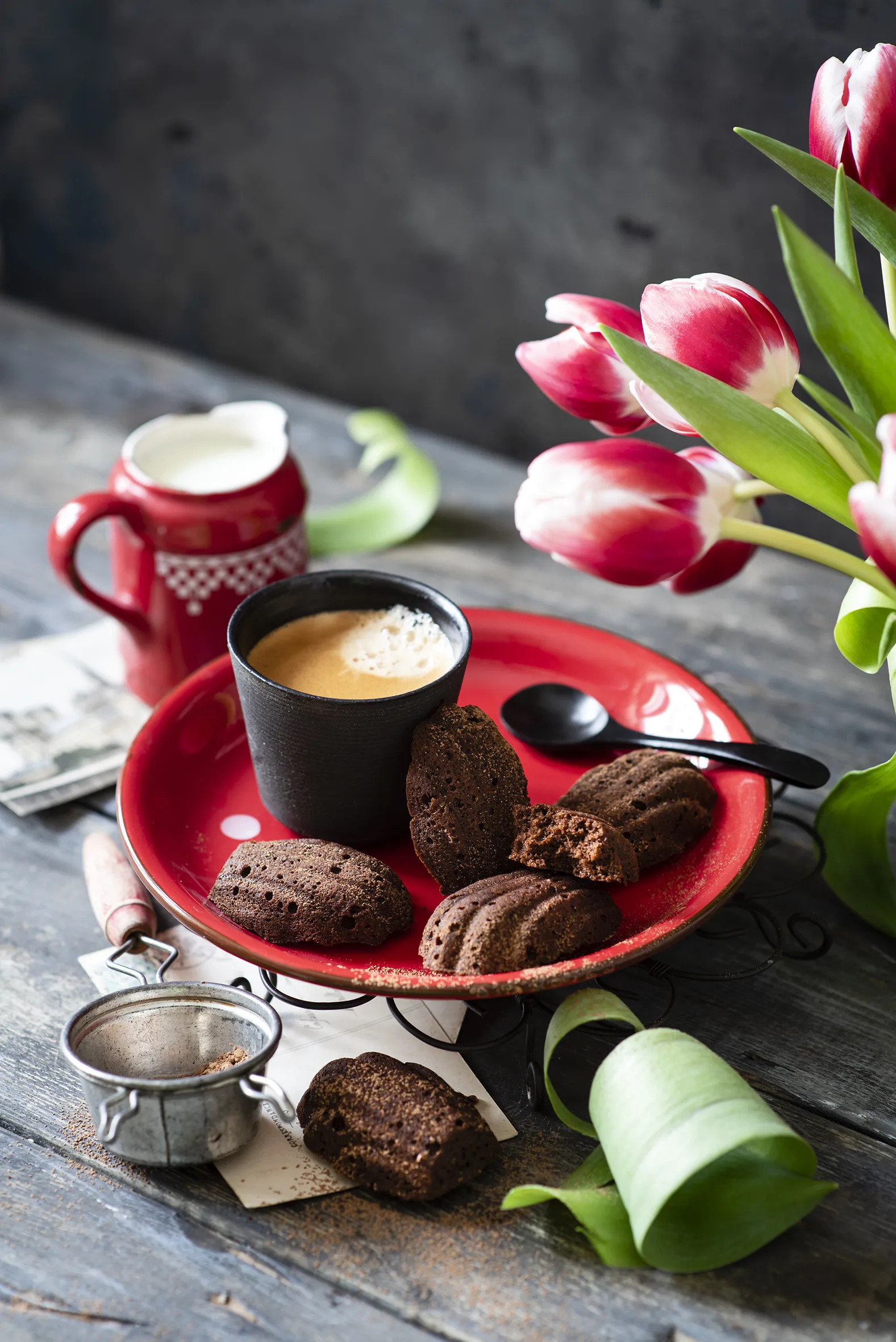 Кофе и цветы. Тюльпаны и кофе. Завтрак с тюльпанами. Чашечка кофе с тюльпанами. Кофе и тюльпаны картинки
