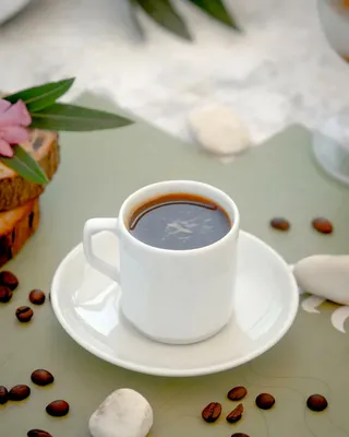 чашка кофе стоит на столе а от горячего блюдца поднимается пар, картинки  утренний кофе, кофе, общественное питание фон картинки и Фото для  бесплатной загрузки