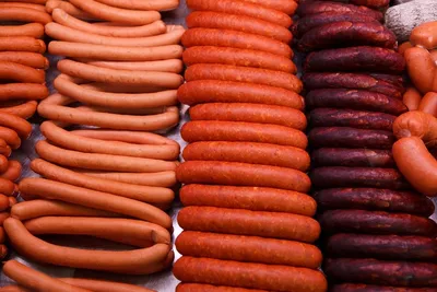 вяленое мясо и колбасы висят на стойке вяленое мясо и колбасы Фото Фон И  картинка для бесплатной загрузки - Pngtree