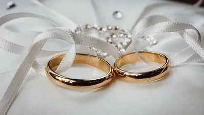 Модные обручальные кольца 2023–2024: фото, тенденции, новинки из золота, из  белого золота, с бриллиантами, парные, широкие, белые, из серебра
