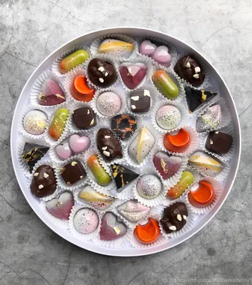 много красочных конфет и сладостей на столе. фотография со склада  Редакционное Стоковое Изображение - изображение насчитывающей детство,  плодоовощи: 221172119