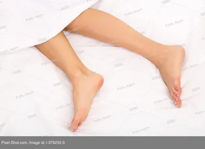 Забота руки и ногтя Красивые ноги ` S женщин с совершенным Pedicure Маникюр  курорта дня красоты Стоковое Фото - изображение насчитывающей  чувствительно, массаж: 117626102