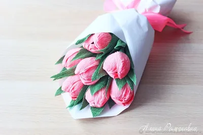 Фото Розовые и алые тюльпаны, находящиеся в голубой вазочке