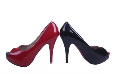 бритые ноги девушки в туфлях на высоком каблуке. туфли на высоком каблуке.  красивые ноги. красивые женские ноги с красными высоким Стоковое  Изображение - изображение насчитывающей красивейшее, девушка: 226434905
