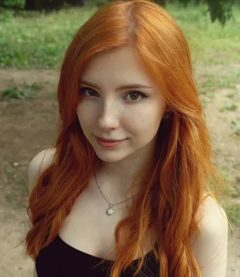 красивая девушка с рыжими волосами смотрит в даль фотография Stock | Adobe  Stock