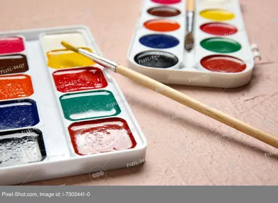 Малыш рисует красками, в фоне …» — создано в Шедевруме