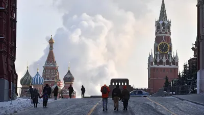 На Красной площади задержали активистку, завернувшуюся во флаг Украины  Спектр