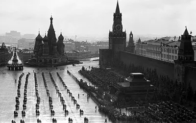 Красная площадь в Москве один солнечный летний день и многочисленные  туристы Редакционное Стоковое Фото - изображение насчитывающей день,  природа: 126959658