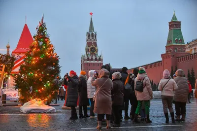 Туристский человек принимает фото себя на фоне красной площади в зиме в  Москве, России Стоковое Фото - изображение насчитывающей против, радостно:  116245444