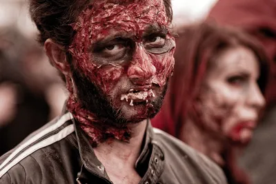 Человек с кровью на лице | Премиум Фото