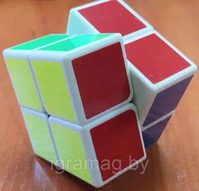 Фото Головоломка с кубиком рубика на белом фоне