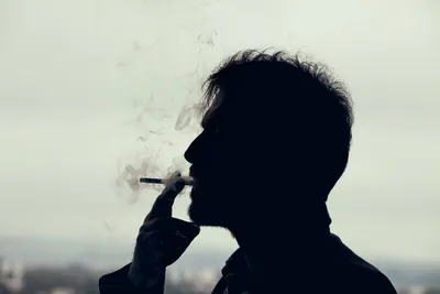 Курение красивый мужчина с серьезным взглядом стоковое фото ©konradbak  25120715