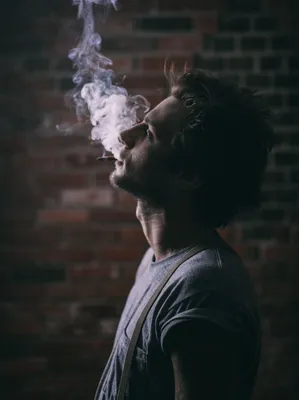Сексуальный и очень горячий испанский парень куря сигарету Стоковое Фото -  изображение насчитывающей дуя, взорвать: 54272090