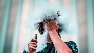 Курящий молодой парень на морозе» — создано в Шедевруме