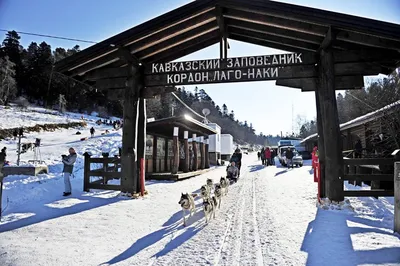 Плато Лаго-Наки: горный фото пейзаж (предгрозовое небо, предгорья Оштена,  вдали горные хребты)