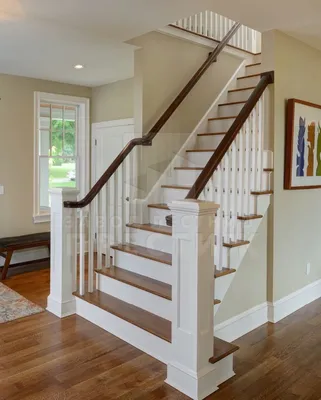 Красивая деревянная лестница на второй этаж с плавным поворотом | Дом,  Деревянная лестница, Лестница