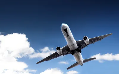 Картинка летящего самолета в небе - обои на рабочий стол