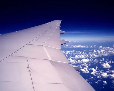Пассажирского самолета, летящего над поверхностью моря Стоковое Фото -  изображение насчитывающей небо, океан: 166997548