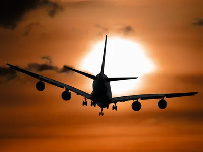 Теневое изображение самолета, летящего во время заката · Бесплатные  стоковые фото