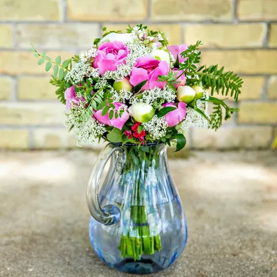 Букет летних цветов, ваза, стол, …» — создано в Шедевруме
