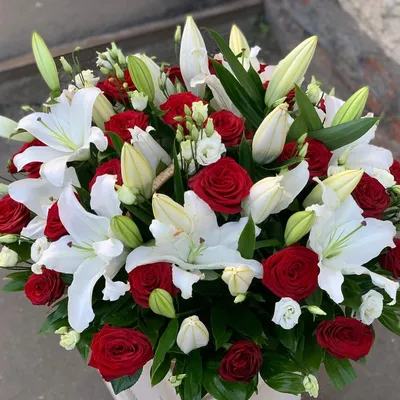 Купить Корзина из лилии и роз в Москве недорого с доставкой