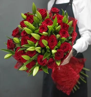 Букет белых лилий с кустовыми розами за 3480 ₽ с доставкой по Архангельску